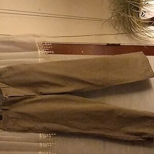 Men Dockers pants size. 34/32 Kahaki
